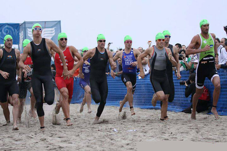 swimmers running at Long Beach Triathlon sporting event