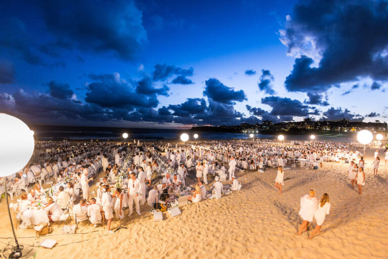Piper-Heidsieck Diner en Blanc beach party and dinner